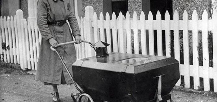 01-Mujer-con-cochecito-resistente-al-gas-Inglaterra-1938