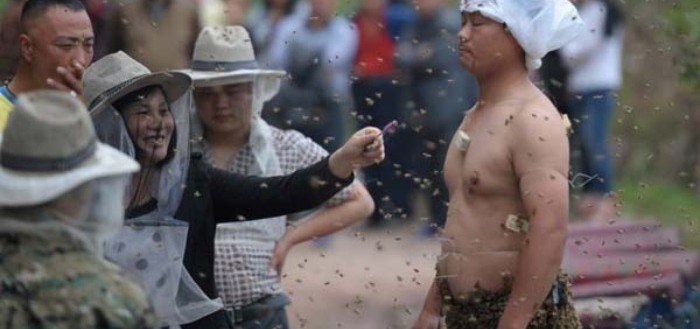 hombre-cubierto-abejas-01