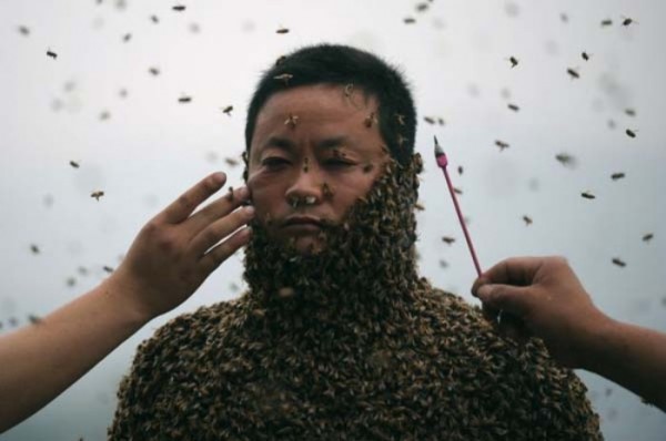 hombre-cubierto-abejas-03