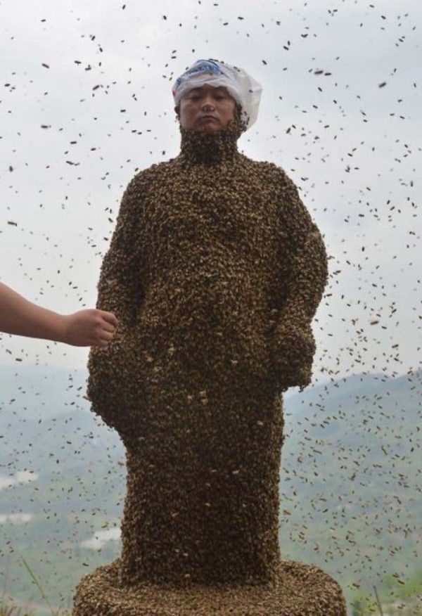 hombre-cubierto-abejas-05