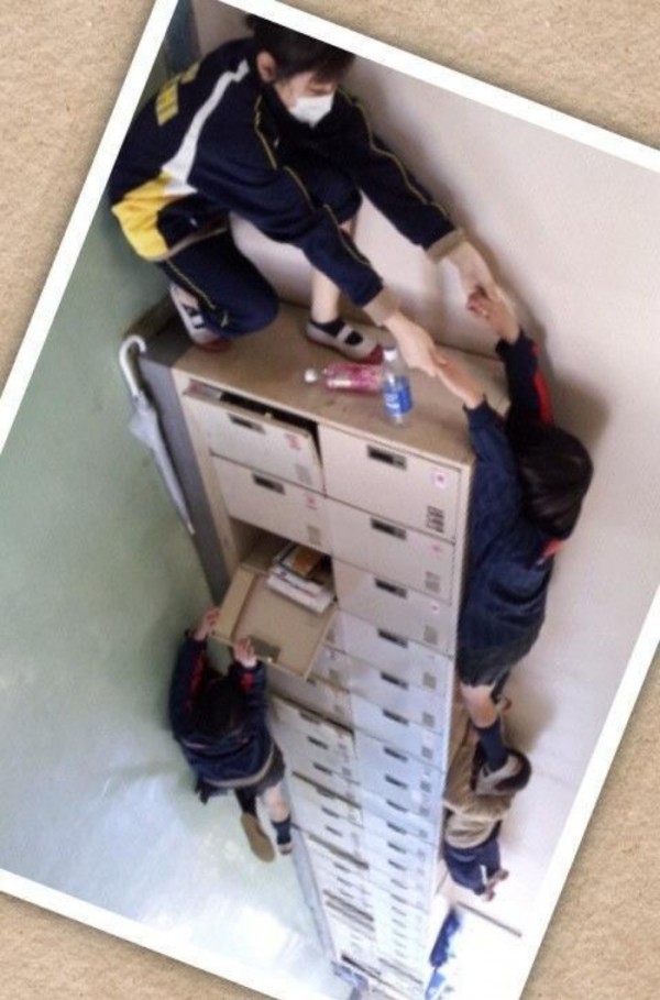 estudiantes-japoneses-divirtiendose-00